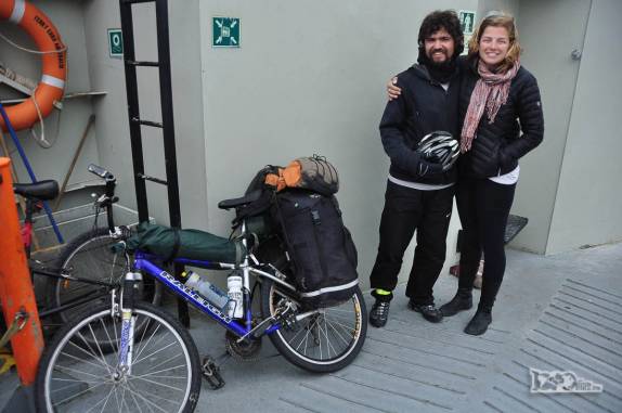 No ferry entre Punta ARenas e Terra do Fogo, no sul do Chile, reencontro com o ciclista Pedro, que havíamos conhecido na Península Valdes